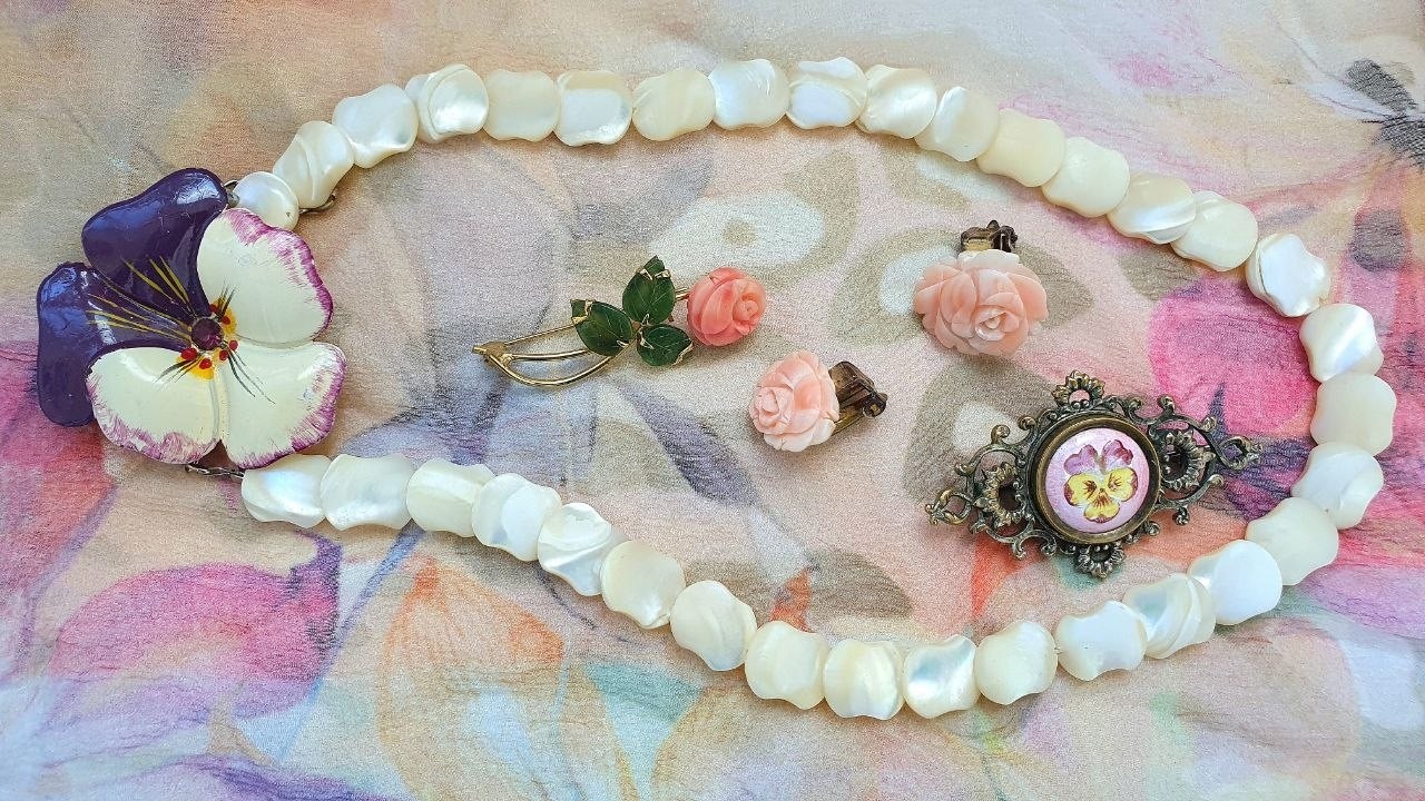 Перламутр, коралл и анютины глазки - чудесные находки блошиного рынка. Новинки из Германии.