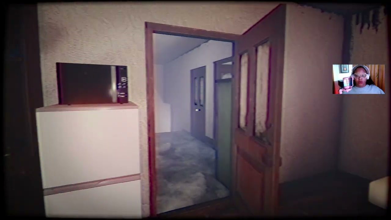 Late-night shift at the convenience store… what could go wrong? 🏪👻