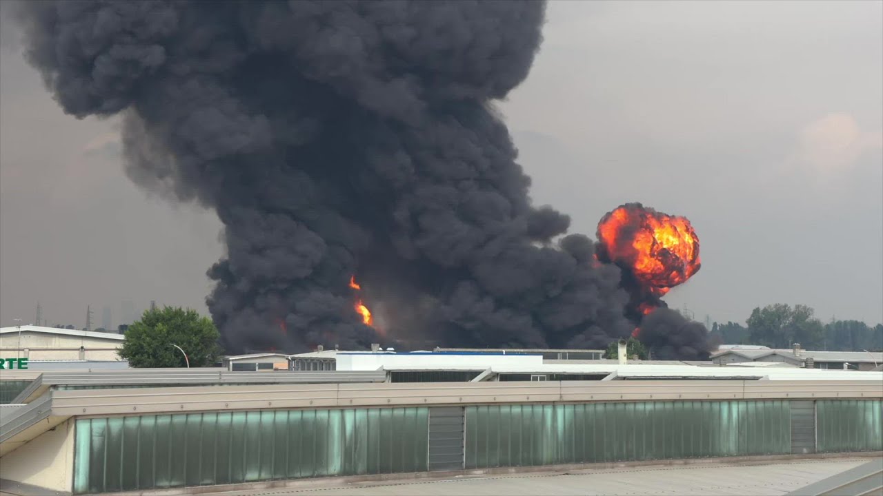 Inferno di fuoco a San Giuliano Milanese, azienda chimica avvolta dalle fiamme, esplosioni