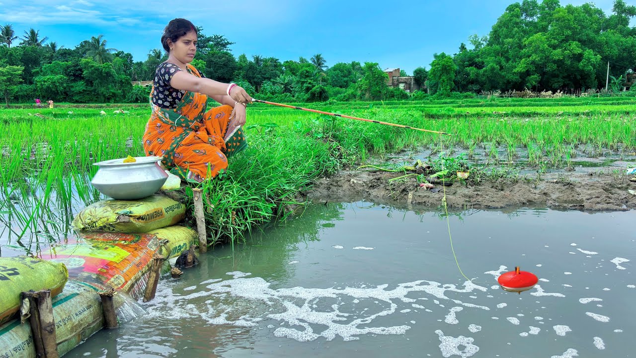 Fishing Video🎣🎣|| Beautiful Village Women Fishing in The Mud water Using Hook In Monsoon Weather
