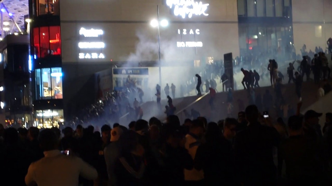 CRS gazent adultes et enfants parvis Vélodrome  boulevard Michelet OM  / Lyon 12 mai 2019; 0-3