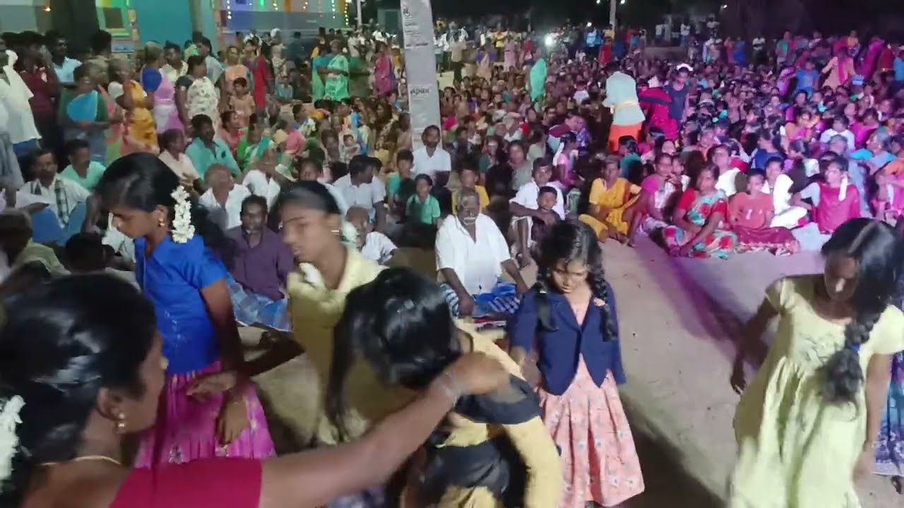 என்ன நடக்குது இங்க?? ஒரு ஊரே இப்படி சாமி ஆடுது.. அங்காளி முத்துமாரி பாவாடைராயன் சாமிகள் ஆடும் காட்சி
