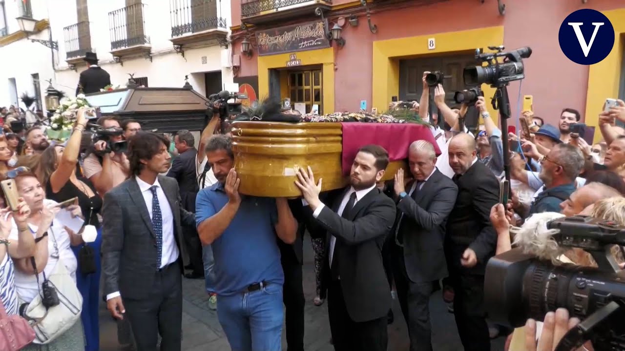 María Jiménez se despide de Sevilla y de Triana dando un último paseo en una carroza de caballos
