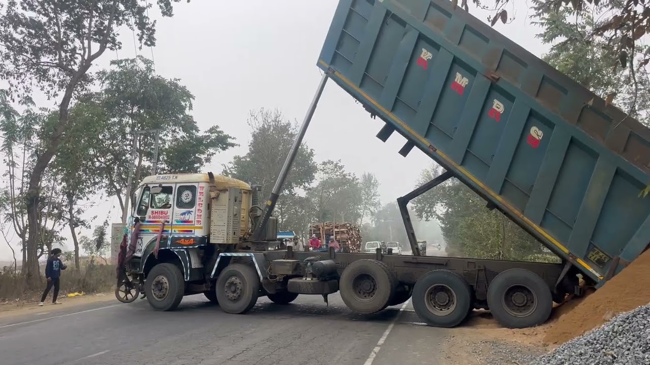16Wheels LoadKing Dumptruck Unloading HaveyWeat Sand
