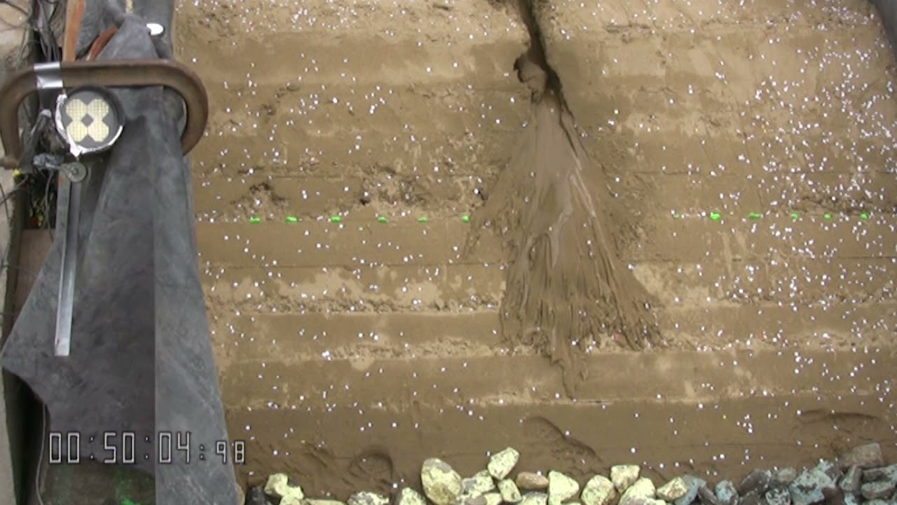 Эксперимент по прорыву плотины (уплотненный песок + камни), плотина высотой 0,77 м, проведенный Г...