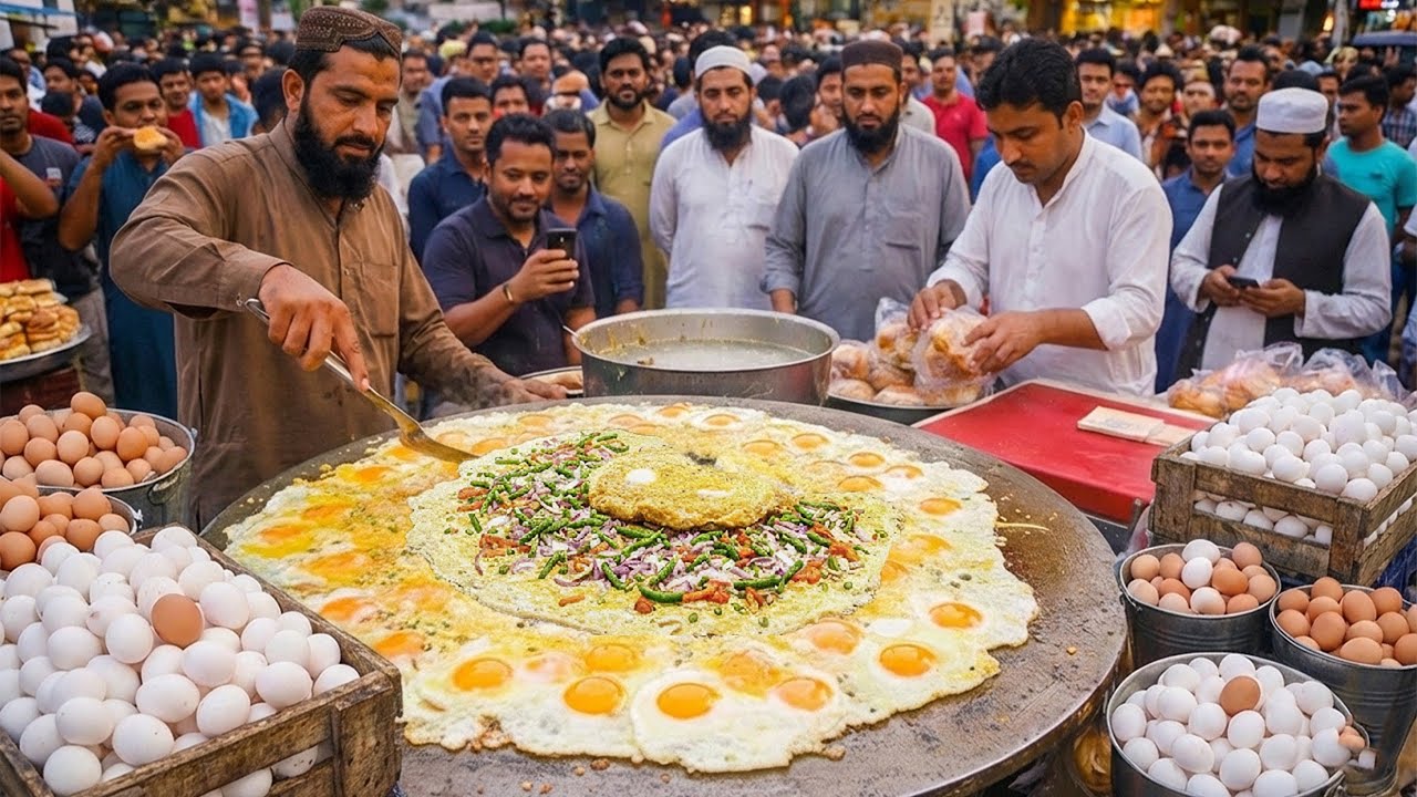 HARDWORKING MAN SELLING ANDA TIKKI ON THE ROADSIDE | PAKISTANI STREET FOOD