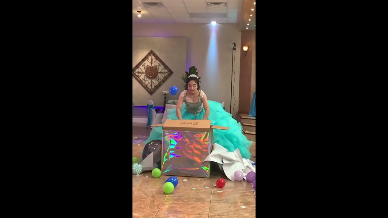 Quinceañera y sus regalos sorpresas.
