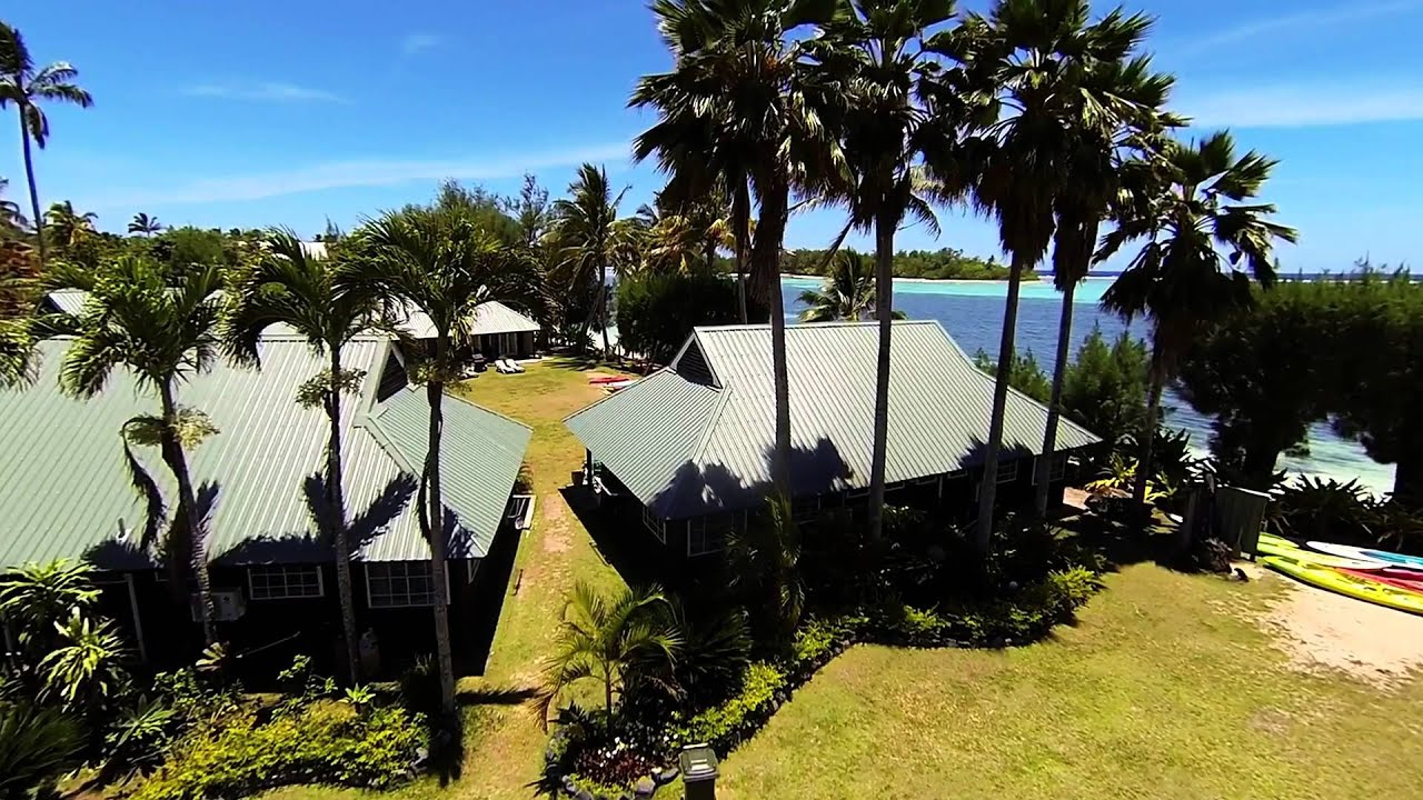 Seaview Bungalow grouping at the Muri Beachcomber.
