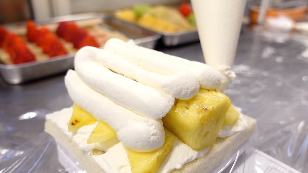 生クリームたっぷりのフルーツサンドとクレープが融合した大人気のお店