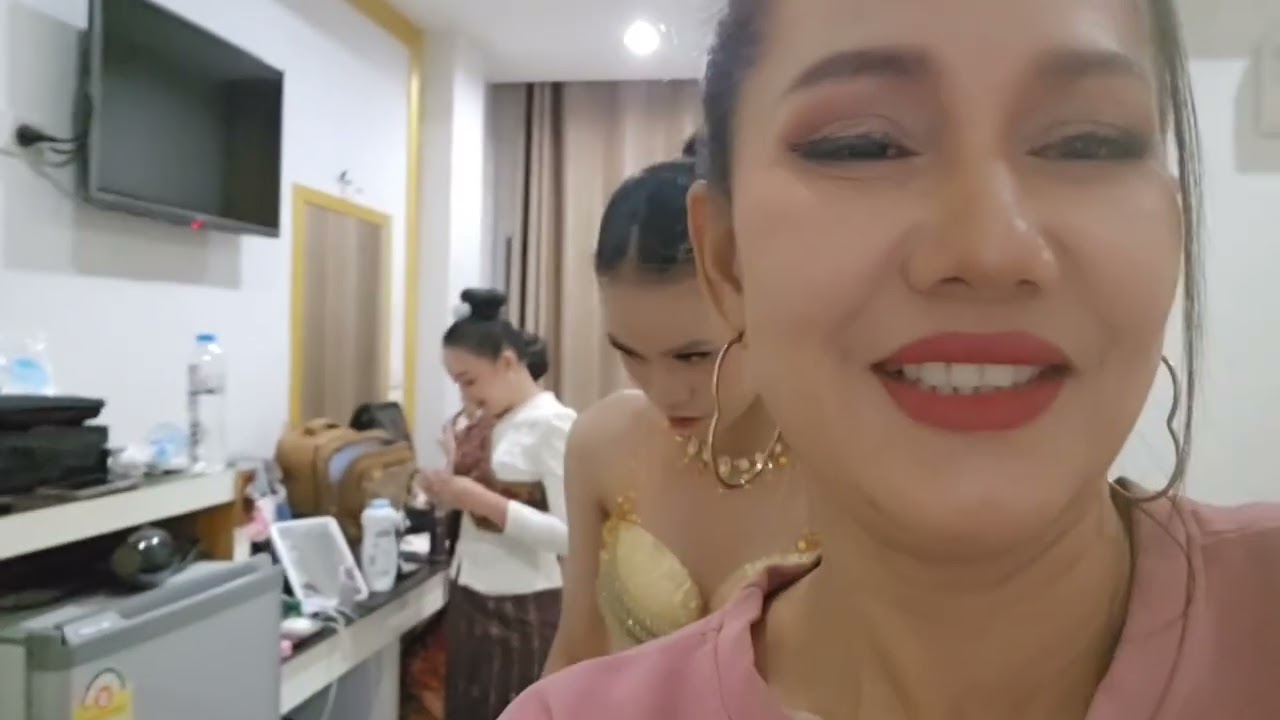 ทีมงานศรีวิไลพร้อมแล้วคร่า ธิดาลาว เจี๊ยบ ศรีวิไล @เจี๊ยบ ศรีวิไล
