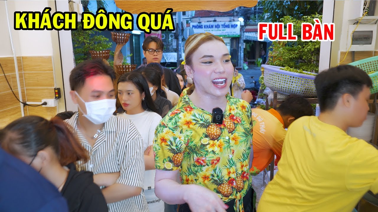 Ty Thy kh&aacute;ch đ&ocirc;ng full b&agrave;n hết chỗ ngồi - Ty Thy Vlog Gỏi đu đủ