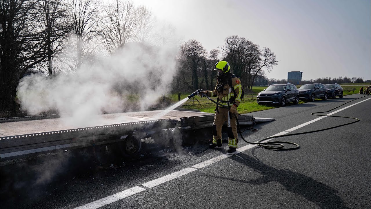 Kleine €200.000 aan auto's gered van brandende autotransporter op A1 Deventer