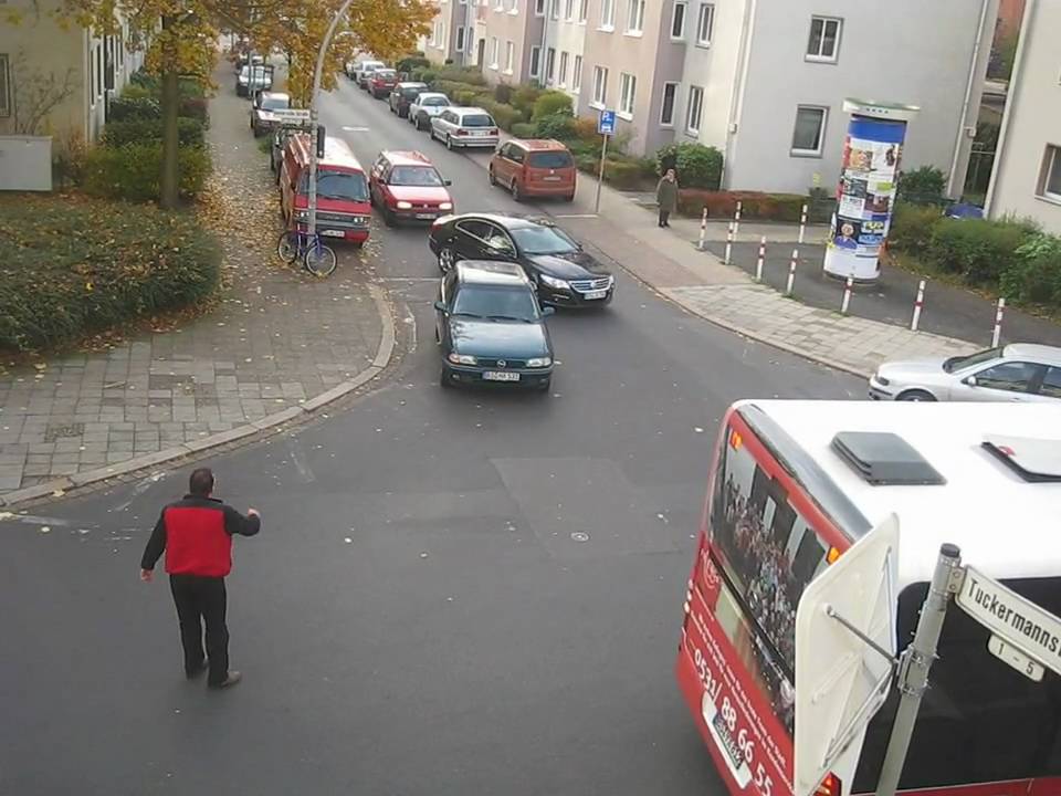 Zwei Gelenkbusse verhakeln sich in enger Straße