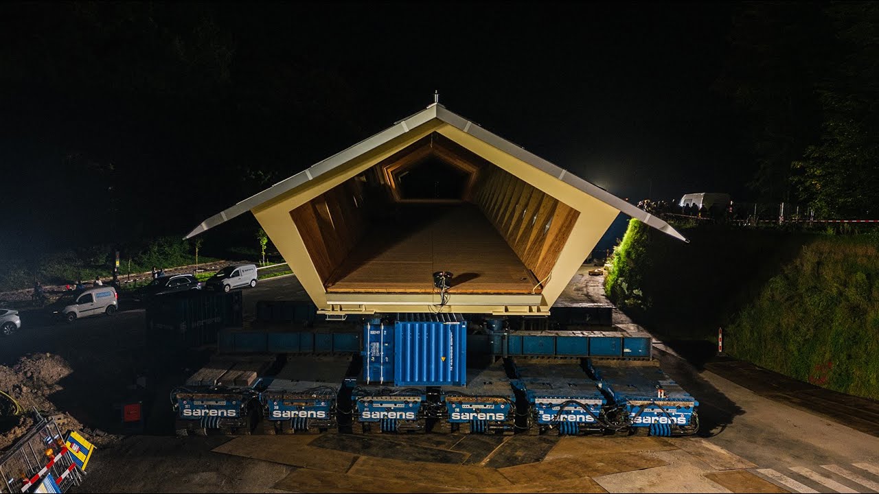 Plaatsing houten fietsbrug over Vierarmenkruispunt levert unieke beelden op!
