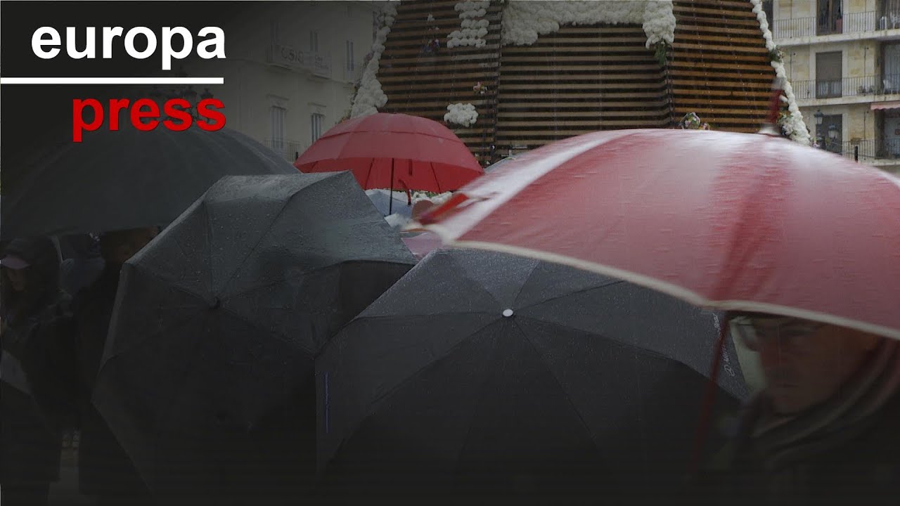 La Ofrenda y la Nit del Foc de Valencia se mantienen pese a la lluvia