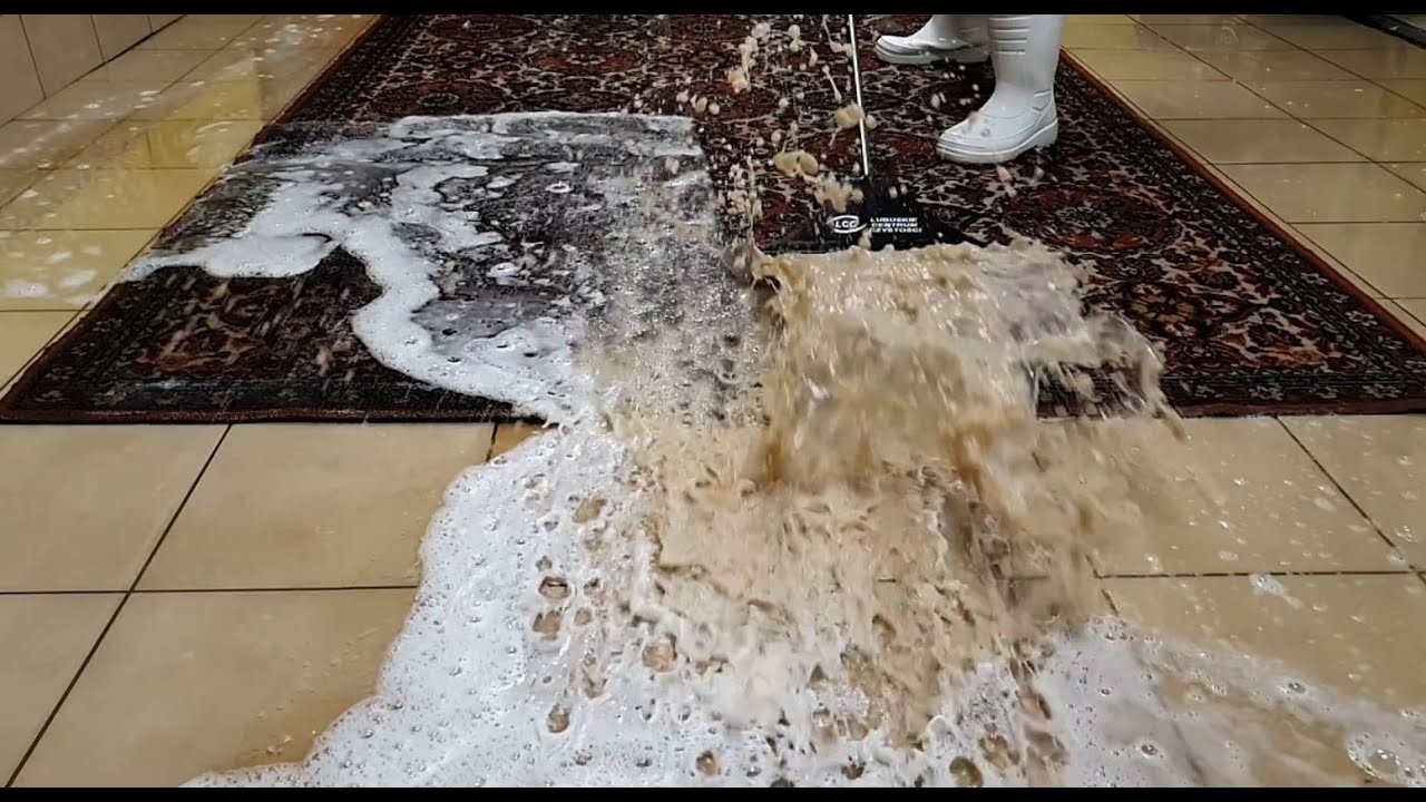 Brązowa woda prawie jak kawa wypływała podczas prania tego dywanu ! Zobacz  efekt przed i po 😀