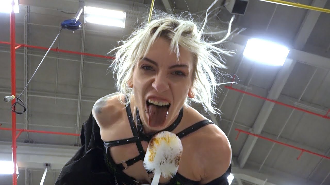Santa Slam 3 - Ember Lyn vs Punk'n Morrigan [05]