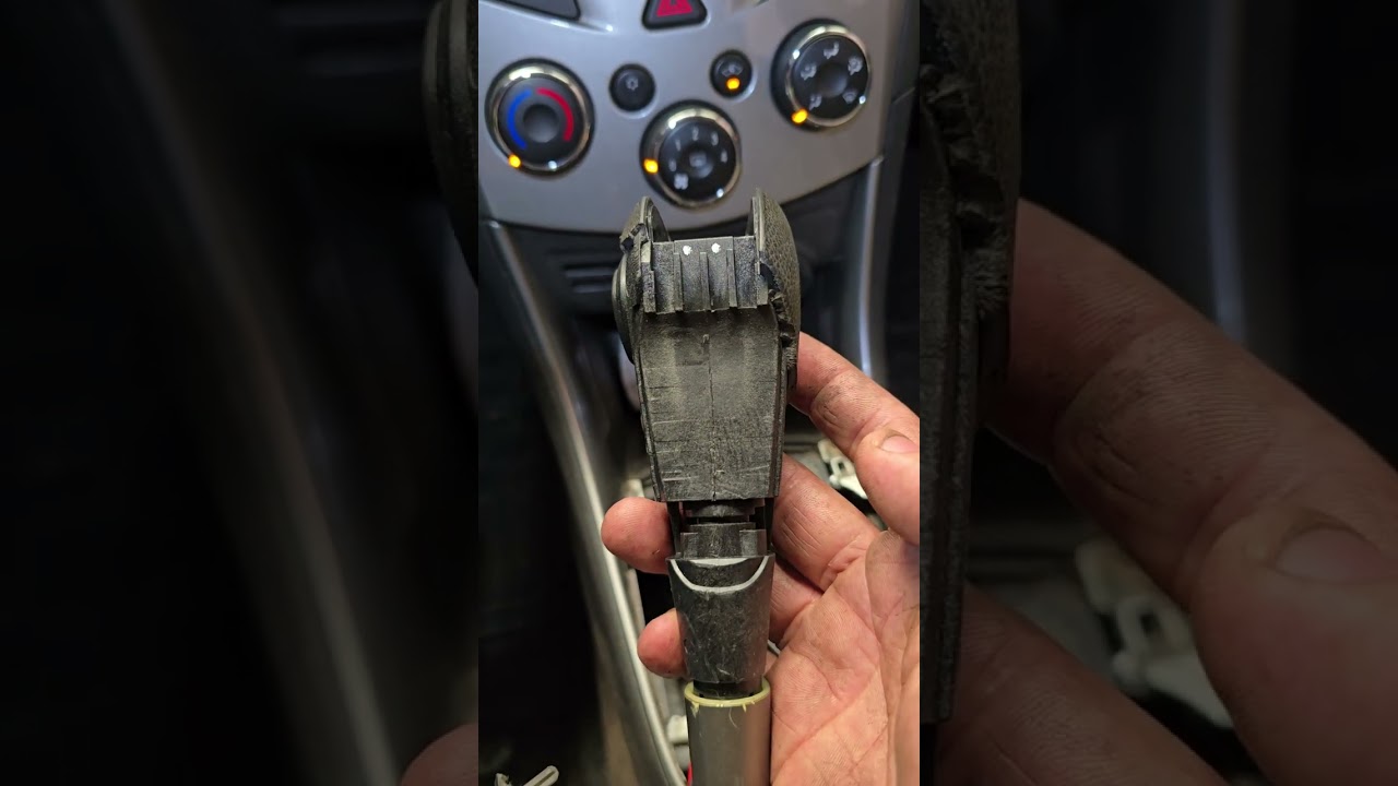 Troca da manopla do câmbio da Chevrolet Tracker 2014 em diante e outros carros com o mesmo sistema.