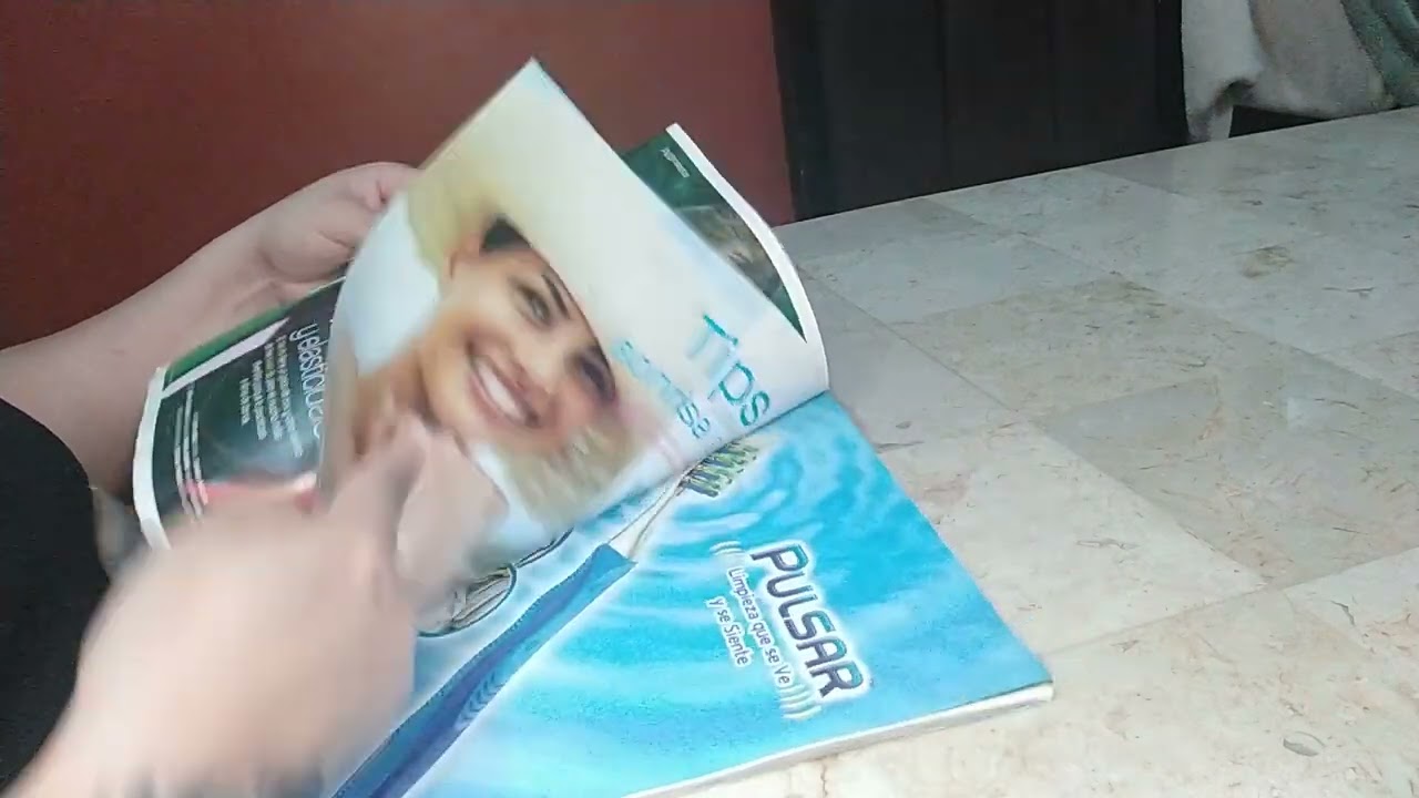 ASMR Hojeando revista ❤️🖤