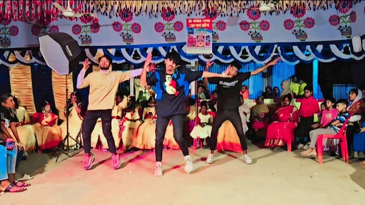 তুমারে দেখিতে লাগে অপূর্ব সুন্দরী। বিয়ে বারি কাপিয়ে দিল তিন ছেলে 