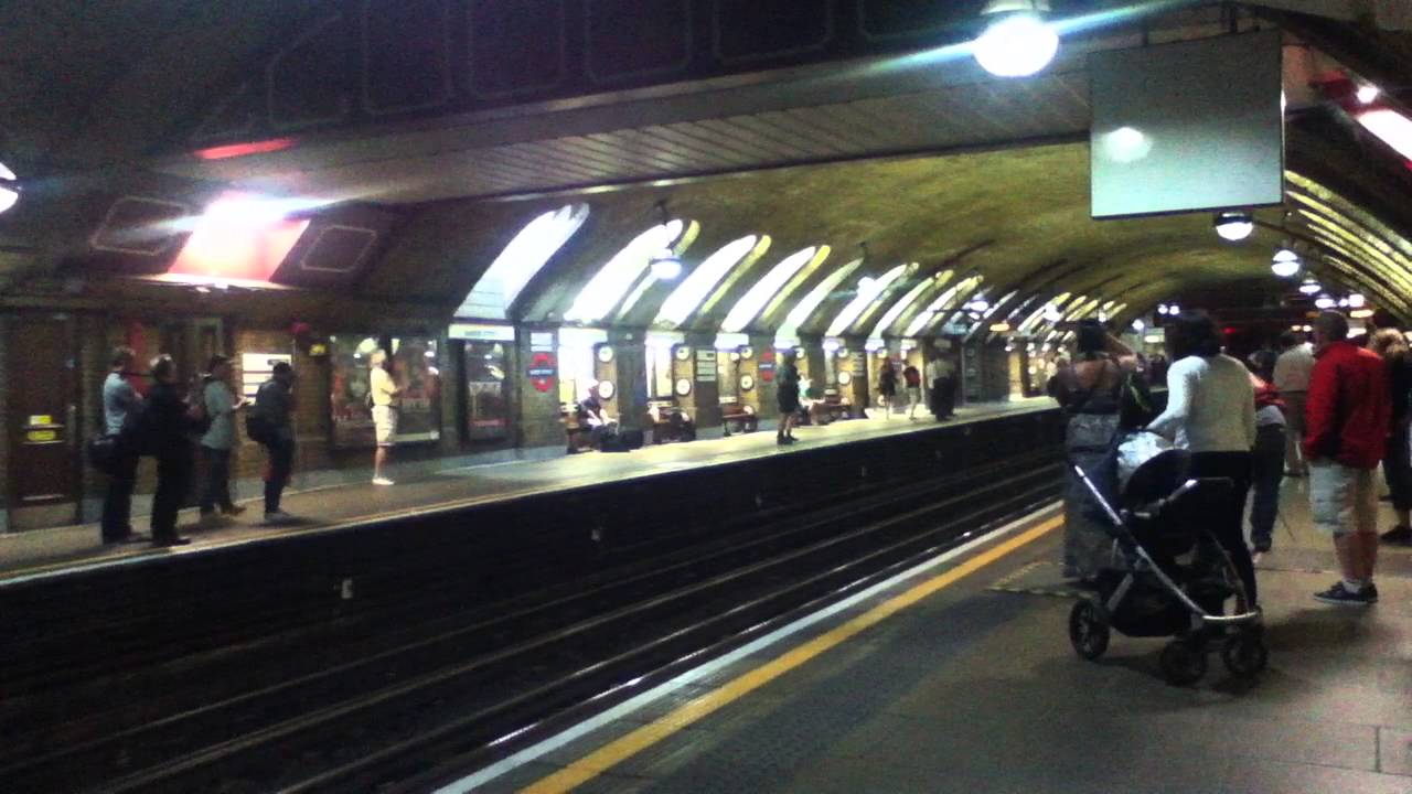London underground heritage train at Baker Street station / ロンドン地下鉄 動態保存車両 ベーカーストリート駅通過