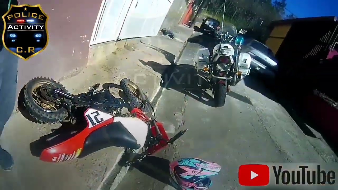 Se fuga y mete la moto a la casa! Policía de Tránsito