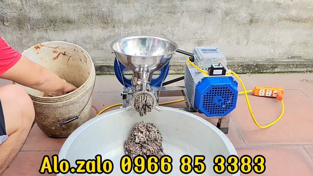 chạy test xay cá rô phi,cá tạp làm đạm với máy đùn thit,đùn xương 22 inox moto 2,2kw Toàn Phát