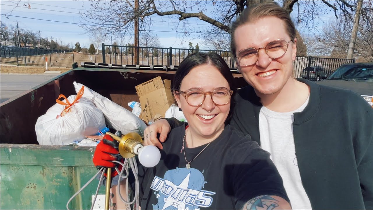 Dumpster Diving at Apartments &ndash; We Found Expensive Items in the Trash!!