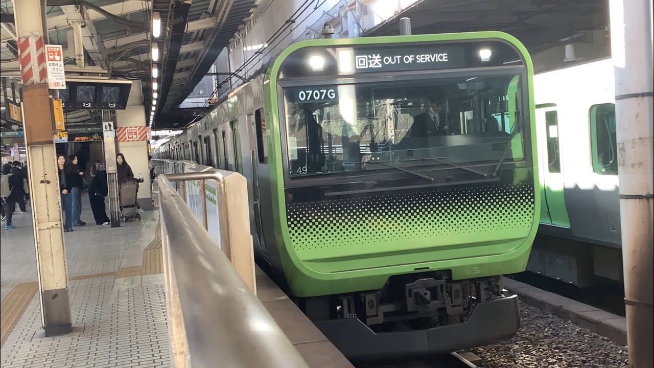 E235系0番台ﾄｳ49編成が回想列車として上野駅3番線を発車するシーン