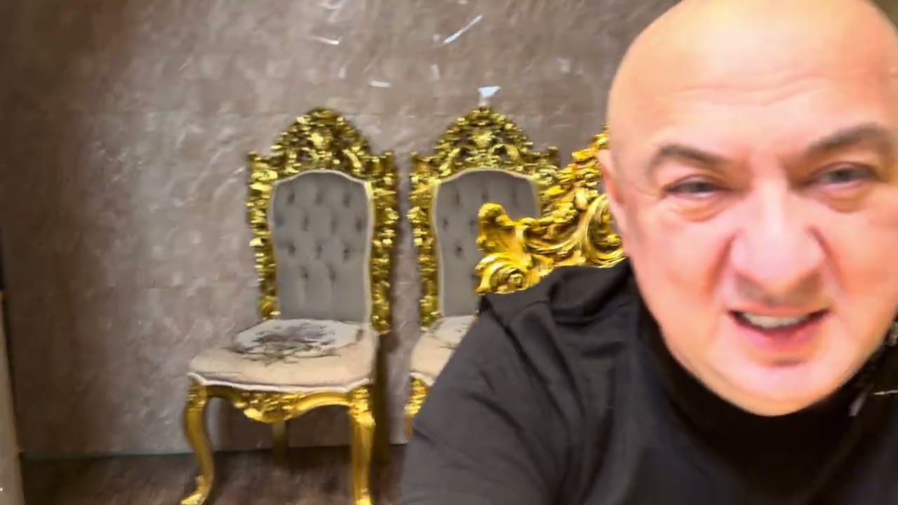 Leo la micul jun doar cu Patroana ! 