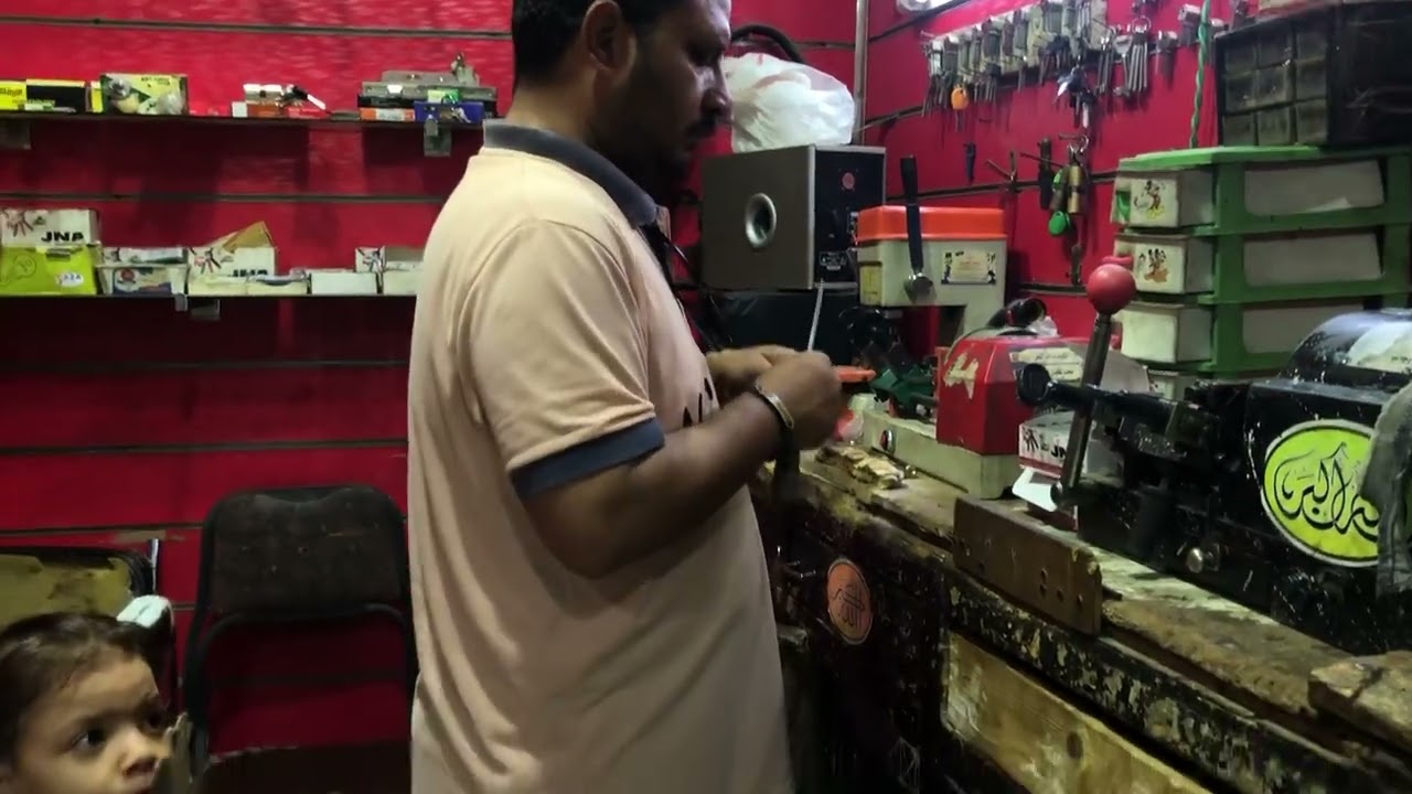 تصنيع مفتاح 🔑 يدوي بدون مكن ولا كهرباء 🪫🔋