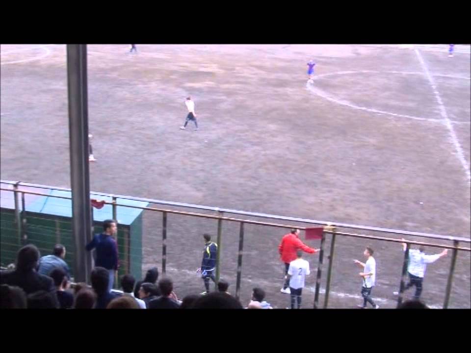 SCANDALOSO!! L'arbitro non segnala un goal in chiaro FUORIGIOCO e lascia giocare senza portiere!!