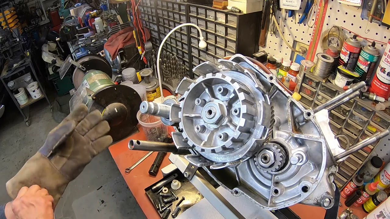 Replace motorcycle crankshaft bearings, Yamaha 175 enduro part 1