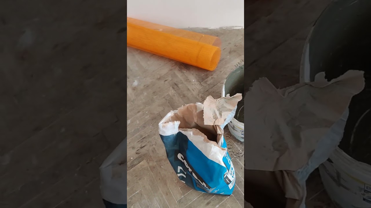 Gresie peste parchet de lemn.