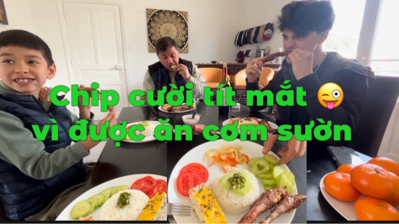 Chip cười tít mắt vì được ăn cơm sườn.Cuối tuần cả nhà đổi vị với món cơm sườn nướng.