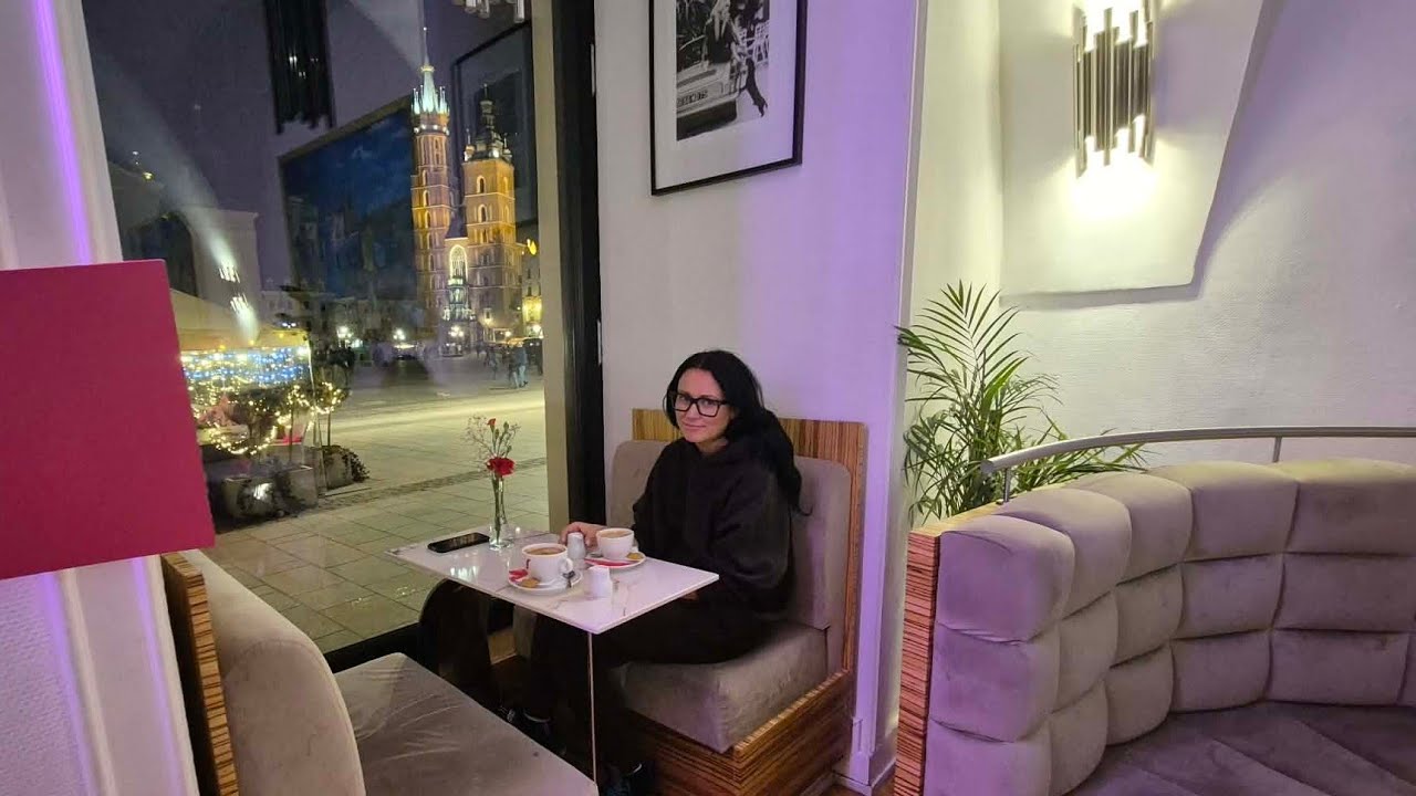 W sukiennicach nie wszystko nam się podobało i znajdujemy super stolik z widokiem - Rynek w Krakowie