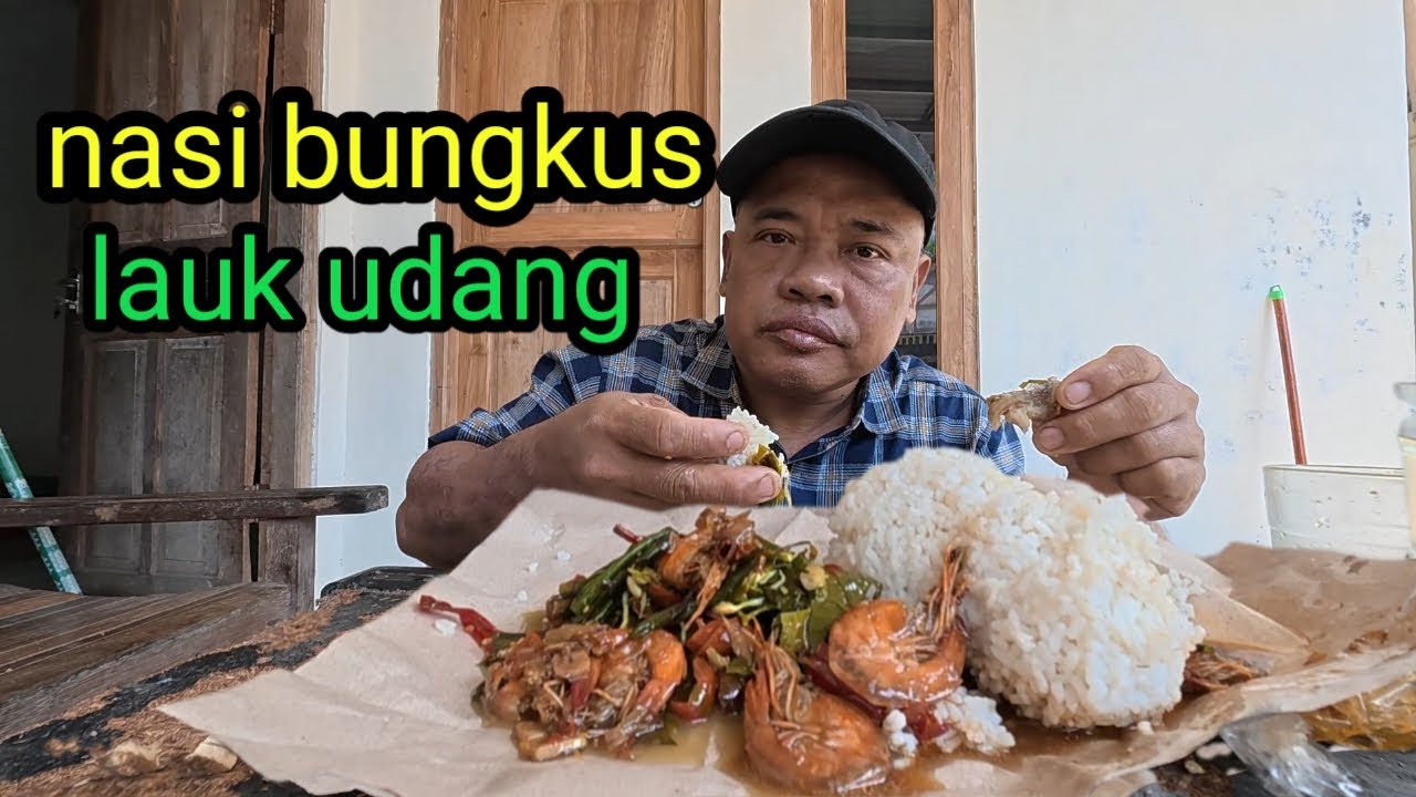 Makan nasi bungkus lauk udang 
