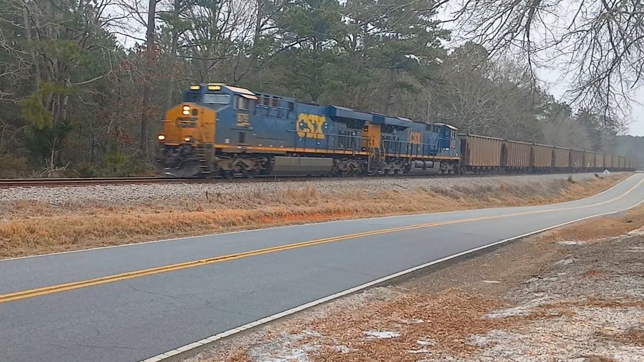 CSX E320 at Slighs SC with Snow coming down on CSX CN&L Subdivision 