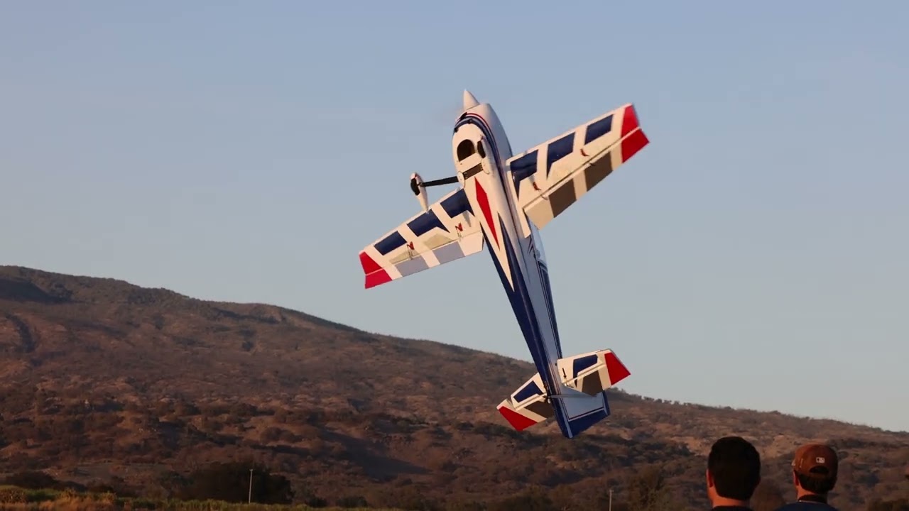 Ricardo Lomeli volando en el CAAJ