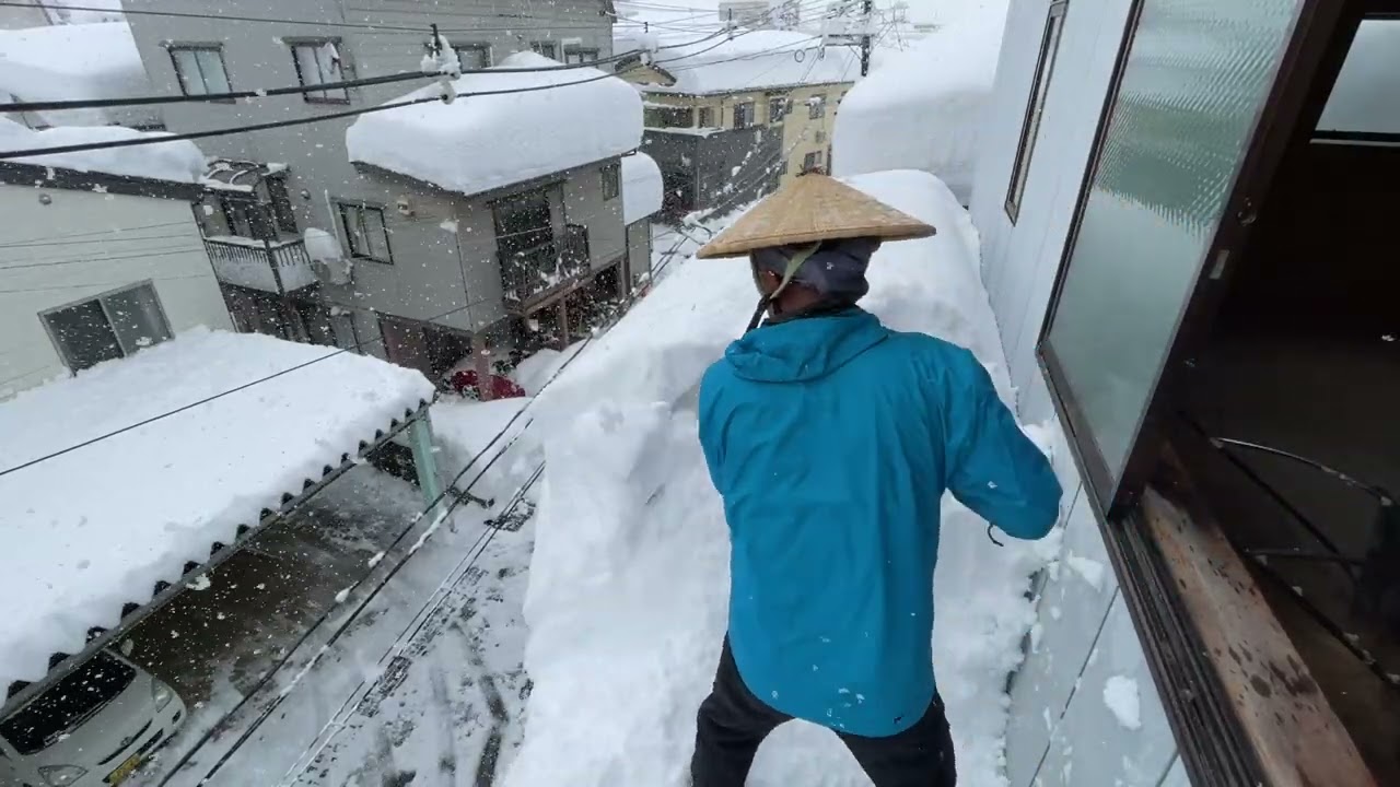 令和5年1月29日　危険！ベランダの屋根に溜まった雪を下ろします！1/3