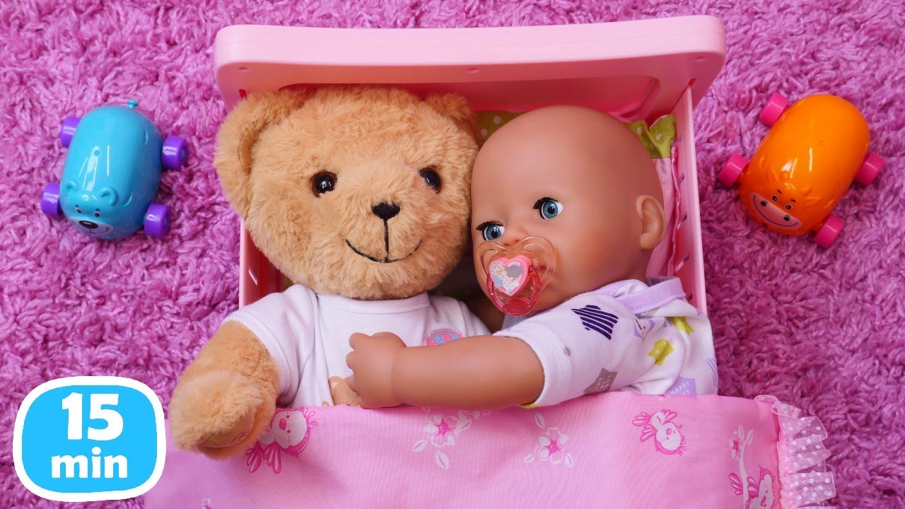 Vídeo con muñecas.La muñeca Baby Born juega con una nueva amiga. Juegos de mamás e hijas para niñas