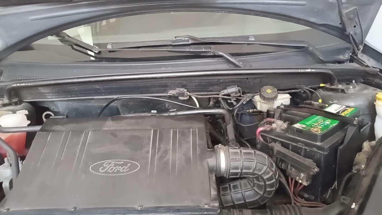 Pisa na embreagem e o giro do motor sobe Fiesta Zetec Rocam 1 0 # Vídeo 2