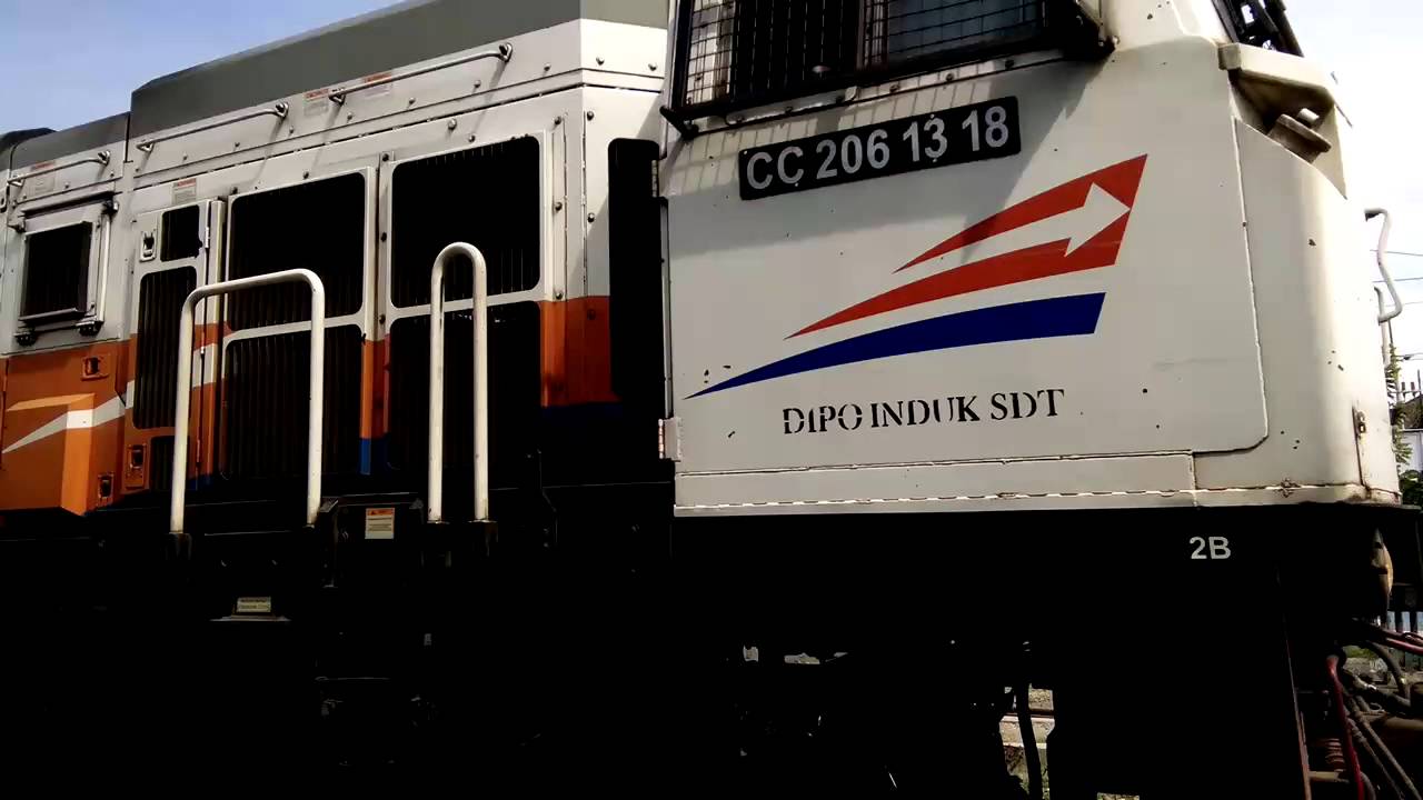 Loko CC206 1318 menarik rangkaian baru K1016 keluar kandang..