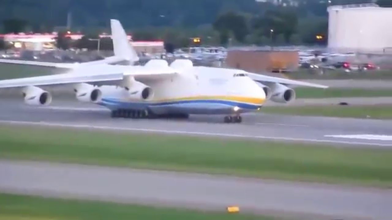 Зліт найбільшого літака в світі Ан-225 