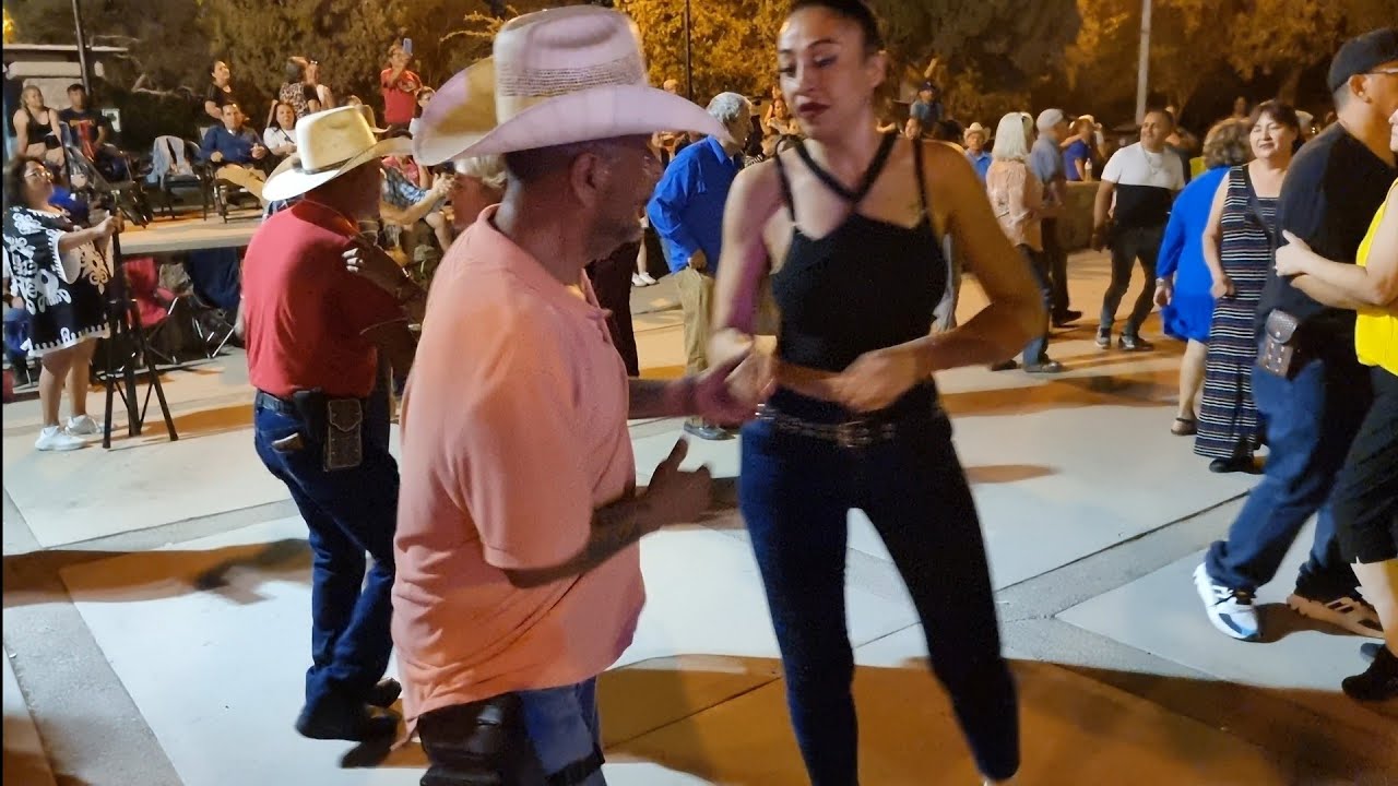 Omar y su amigo el profe de cowntry bailan