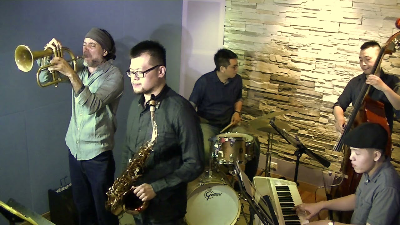 FIVE JAZZ MEN plays 