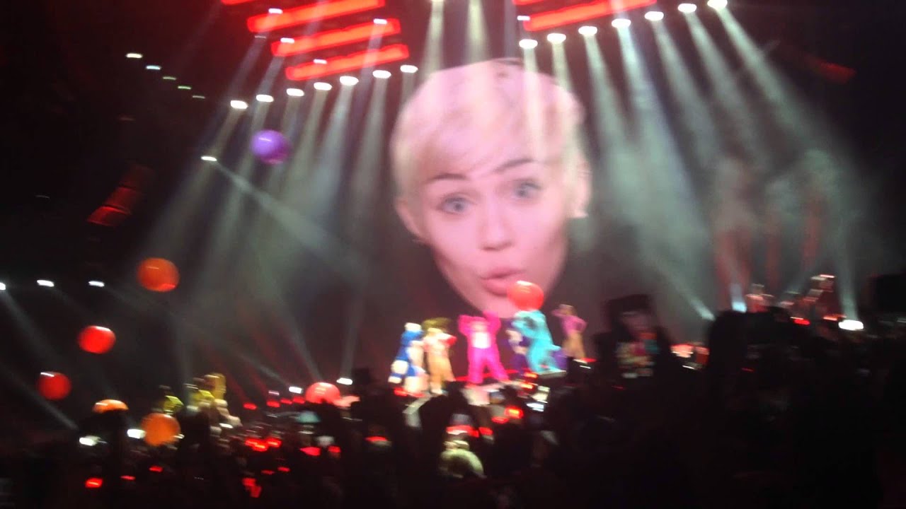 Miley Cyrus - Bangerz Tour - SMS (Bangerz) - Barcelona (Spain)