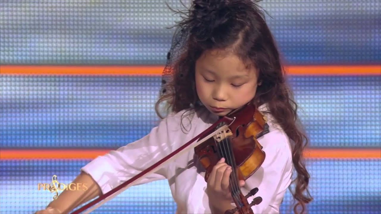 Miyu 7 ans, violoniste, joue 