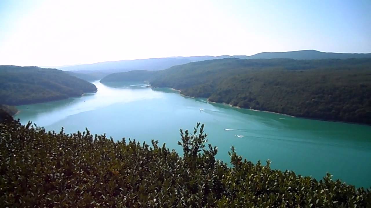 panorama depuis le regardoir sur le lac de vouglans