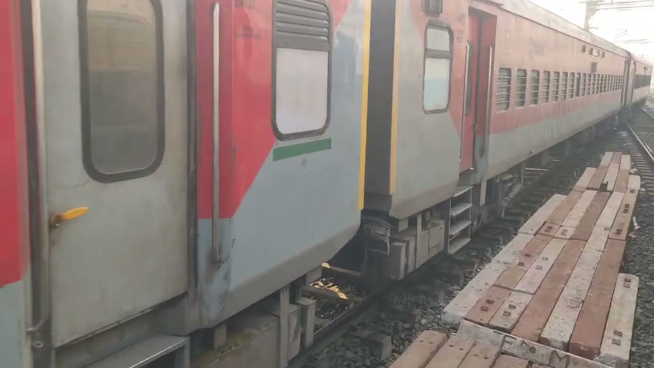 Pararal ICF train with crossing empty express train 